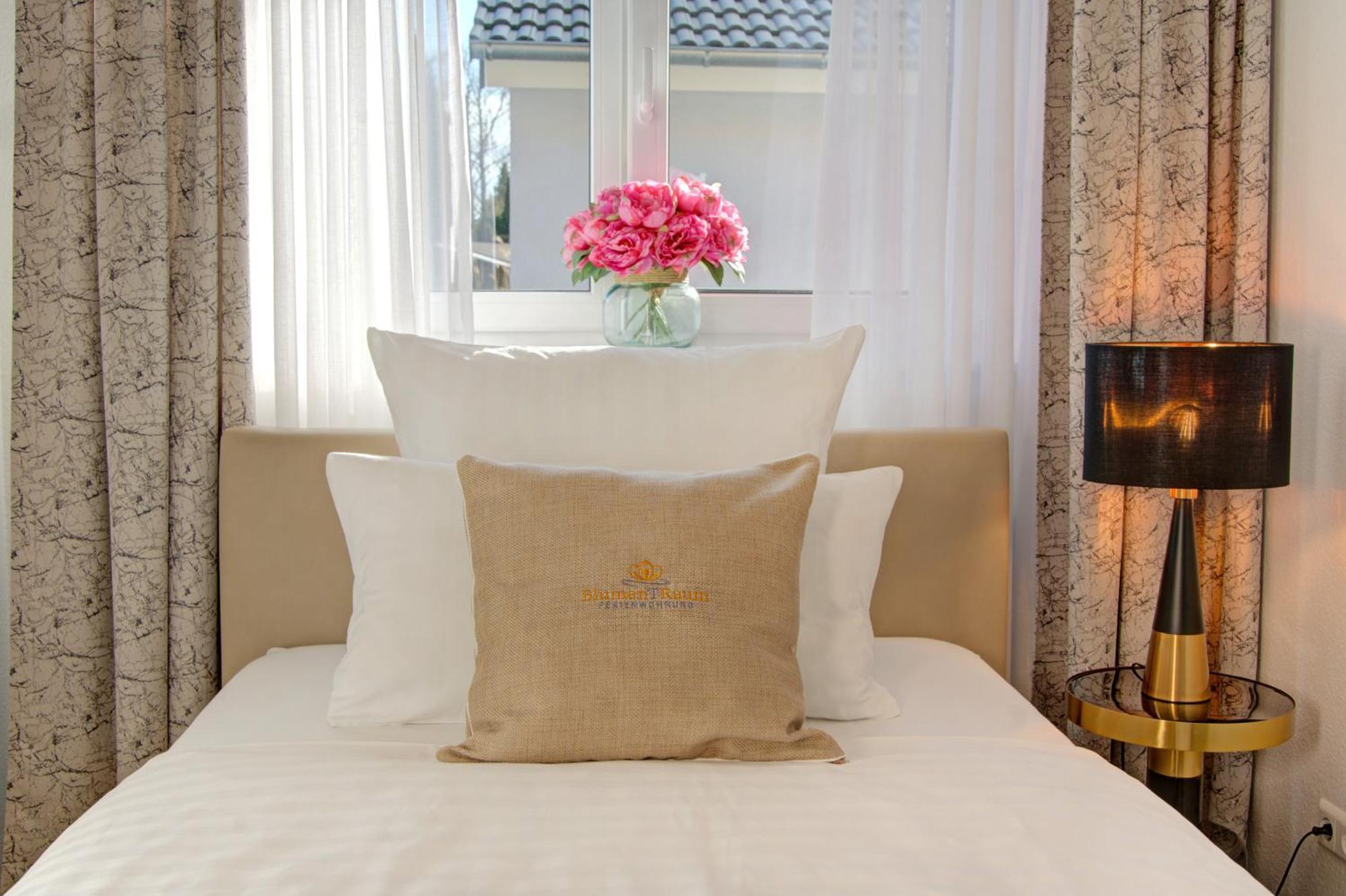BlumenRaum Ferienwohnung 2 คาร์ลสรูเฮอ ภายนอก รูปภาพ